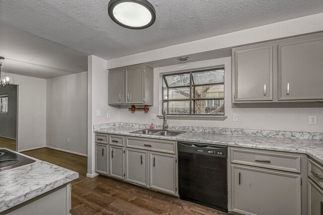 Building Photo - 3-bedroom 2-bathroom home with fenced back...