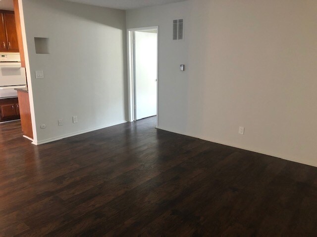 Living room - 4475 Rosewood Ave