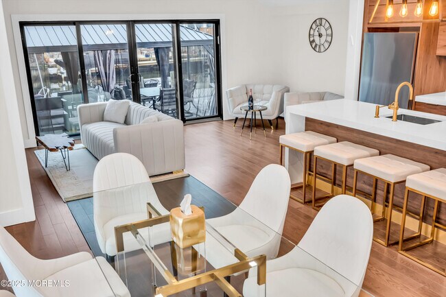 Building Photo - 320 Silver Lagoon Dr