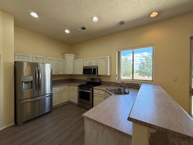 Building Photo - Contemporary 3 Bedroom 2 Bathroom Home Located In NW Albuquerque!