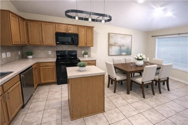 Building Photo - 18011 Rose Hill Park Ln