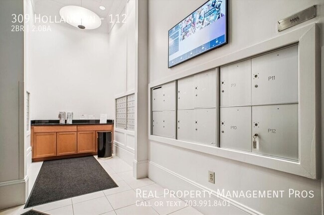 Building Photo - 309 Holland Ln