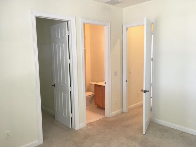 Building Photo - 850 Millbrae Ct