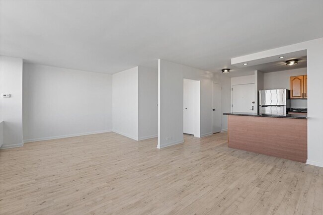 Building Photo - 2800 N Lake Shore Dr