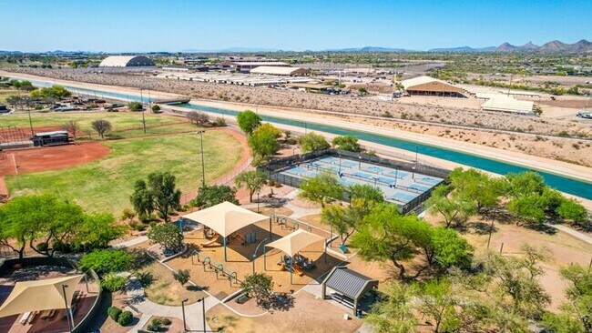 Building Photo - 2-bedroom 2 bath condo in Gated Community ...