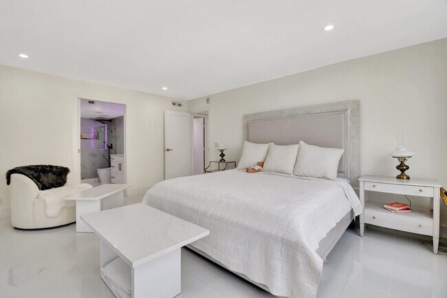 Building Photo - 5440 N Ocean Dr