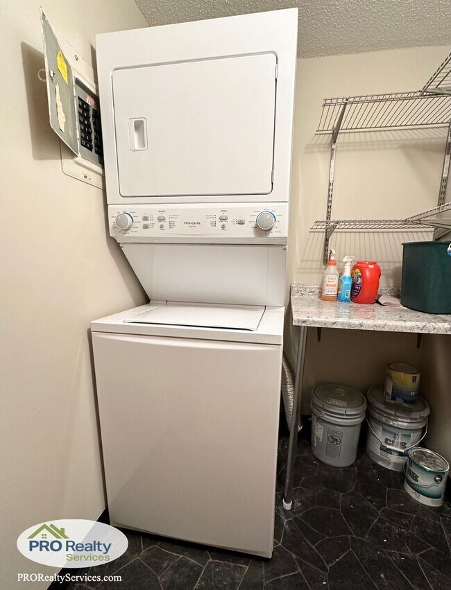 Building Photo - Updated 1 Bedroom Condo