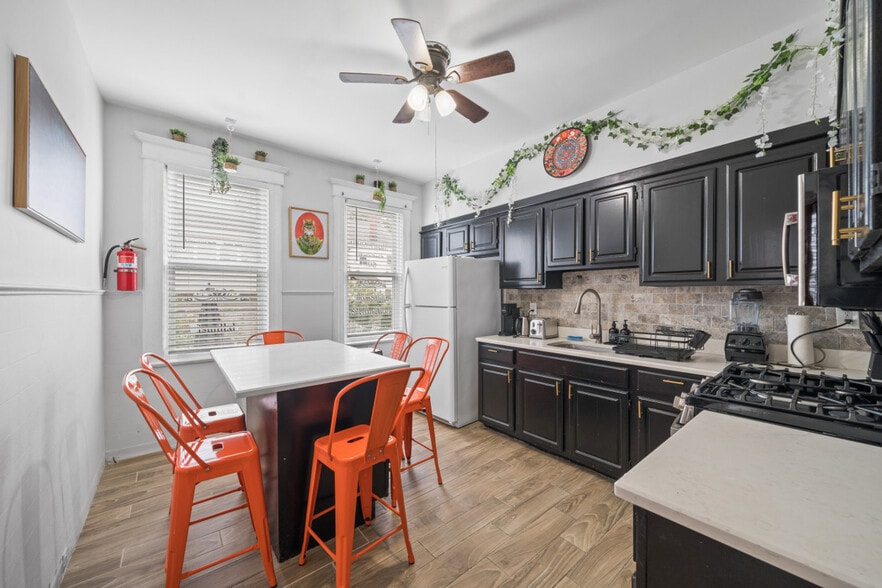 Building Photo - 84 W 42nd St