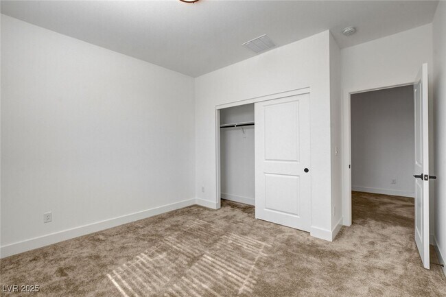 Building Photo - 1305 Azure Jay Ave