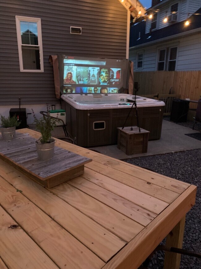 backyard, river view, 2-3 parking spots,(hot tub not included) - 135 E Wayne Ter