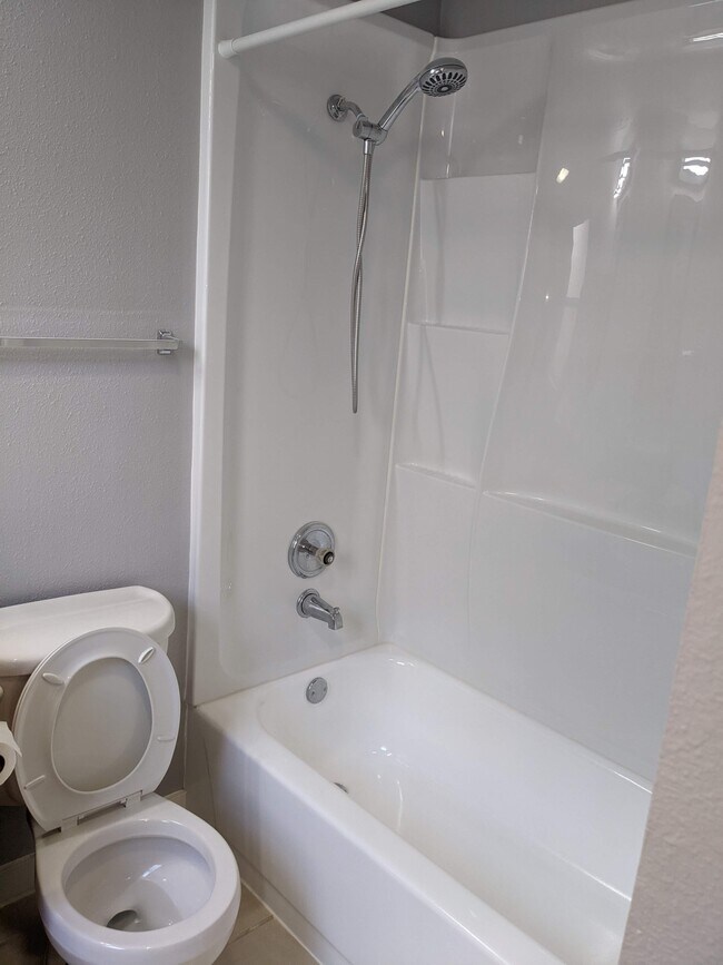 Master Bath - 2 - 14124 NE 181st Plz