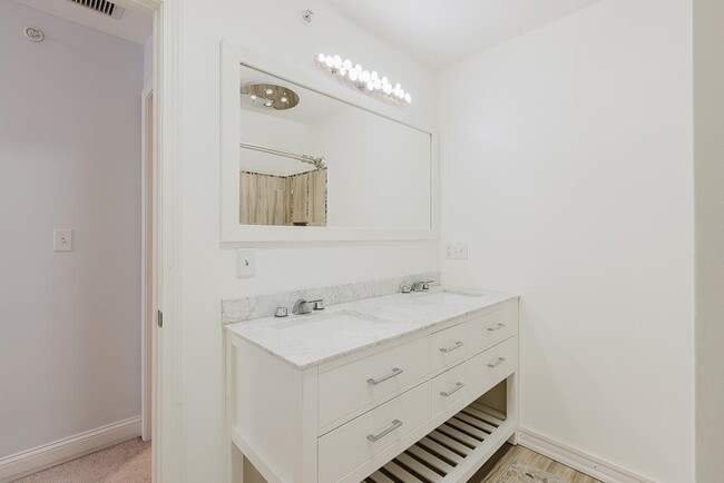 Building Photo - 213 Villager Rd