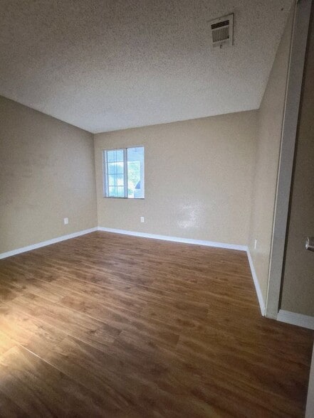 Building Photo - 8834 Palmetto Ave