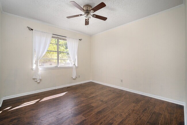 Building Photo - 531 N Fern St