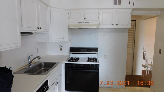 Building Photo - 490 Fox Hills Dr S