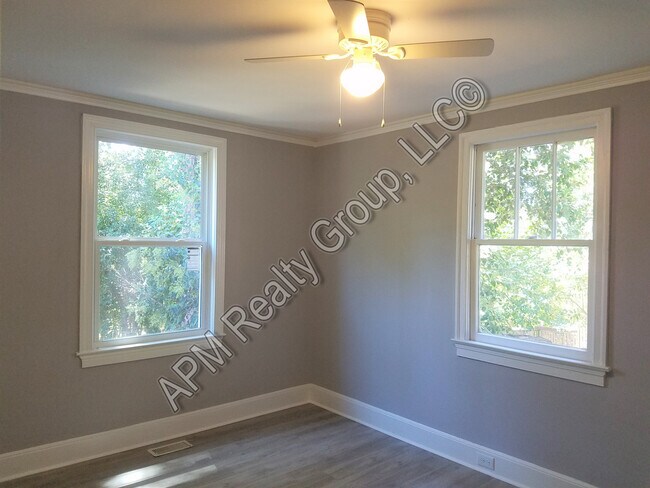 Building Photo - Renovated Three Bedrooms Downtown Columbia