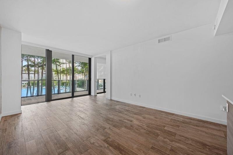 Building Photo - 650 NE 32nd St