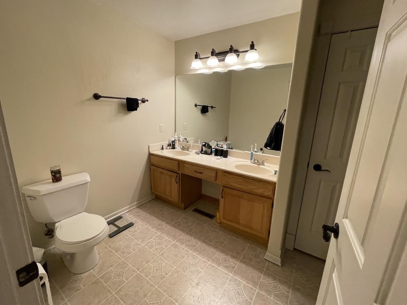 Master bathroom - 320 Jennifer Ln