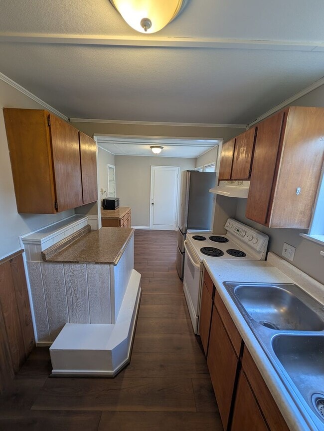 Building Photo - Available Now in Navy Yard City! New Floors & Paint! Tons of Space & Storage.