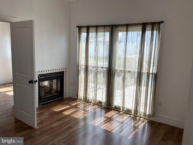 Building Photo - 1359 Main St