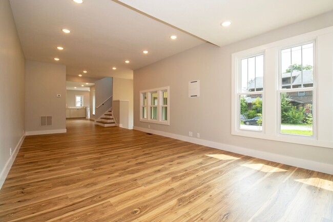 Building Photo - Three Bedroom Condo
