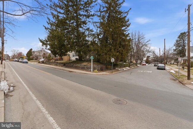 Building Photo - 530 E Manoa Rd