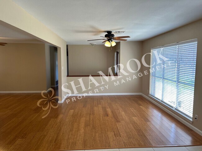 Building Photo - Woodway 3 Bedroom Home