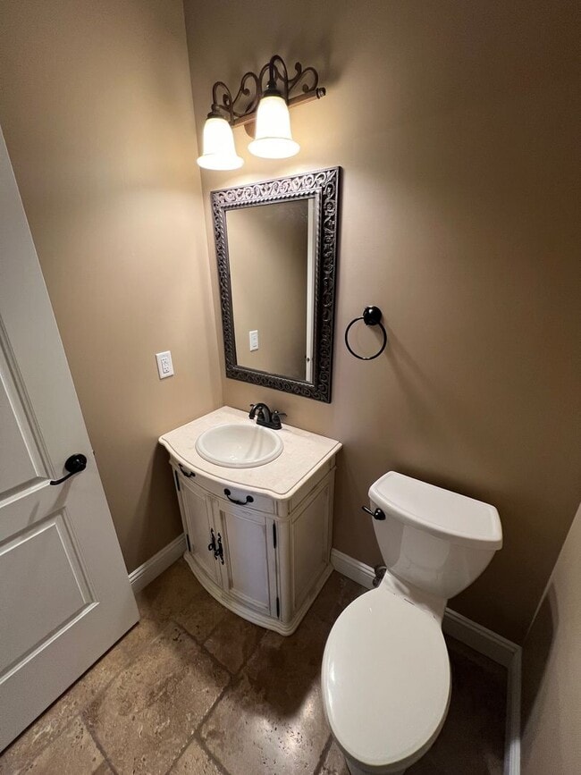 Building Photo - Luxurious 4-Bedroom Home in Fox Creek Subdivision!