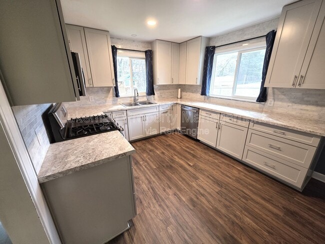 Building Photo - 140 Parkridge Dr