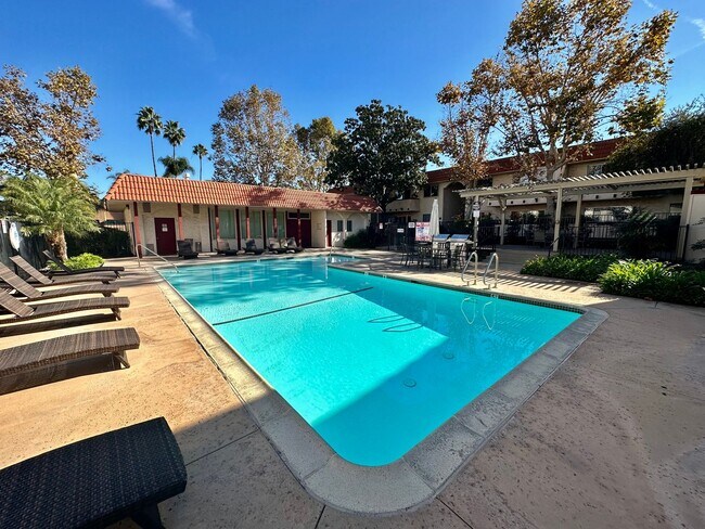 Building Photo - 1 Bedroom Corner Condo in San Carlos with Parking!