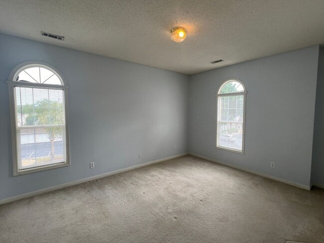 Building Photo - 1 Bedroom, 1 Bath, Unfurnished Condo with ...