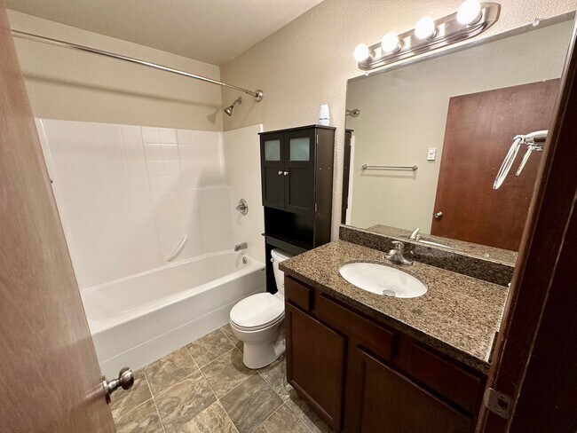 Building Photo - Large 5 Bedroom Home - North of CWU
