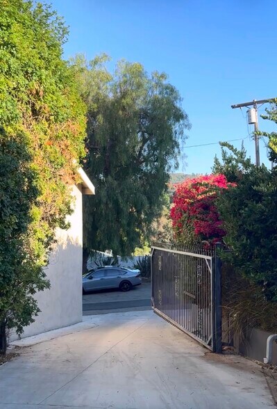Driveway to parking next to unit - 5033 Campo Rd