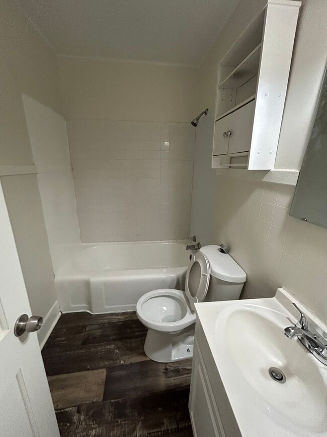 Building Photo - Cozy Cottage 2/1 House in South Rome- $995