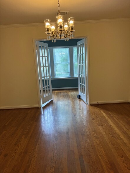 Building Photo - 2349 Wroxton Rd