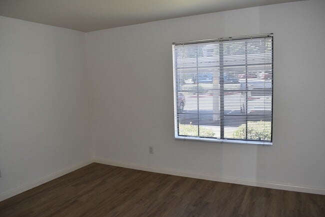 Building Photo - Remodeled 1 Bed, 1 Bath First Floor Condo in Carmel Trails