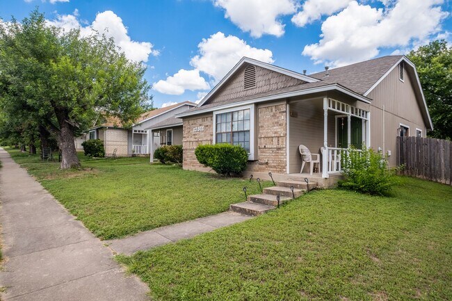 Building Photo - 2 Bedroom, 1 Bath Duplex with 1 Car Garage...