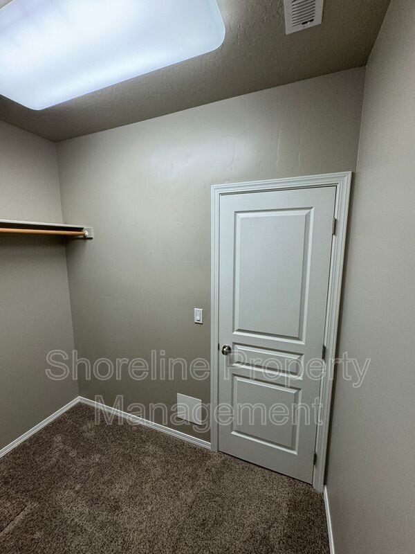 Building Photo - 511 Diamond Lake St