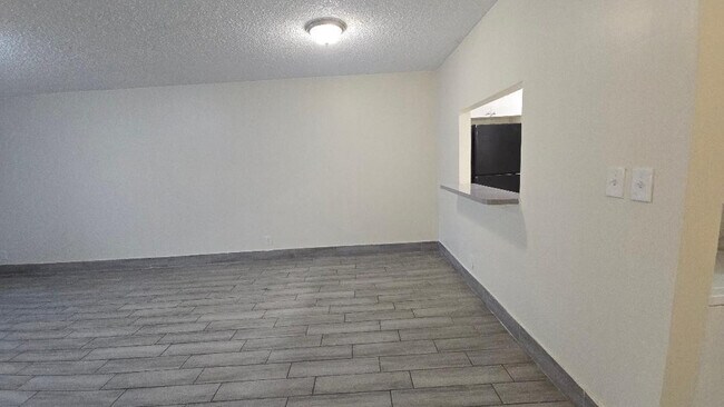 Building Photo - 2810 Riverside Dr