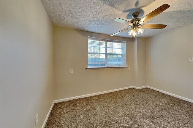 Building Photo - 565 Pine Valley Dr