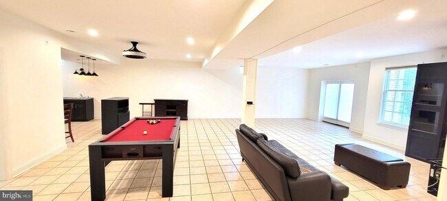 Building Photo - 15292 Golf View Dr