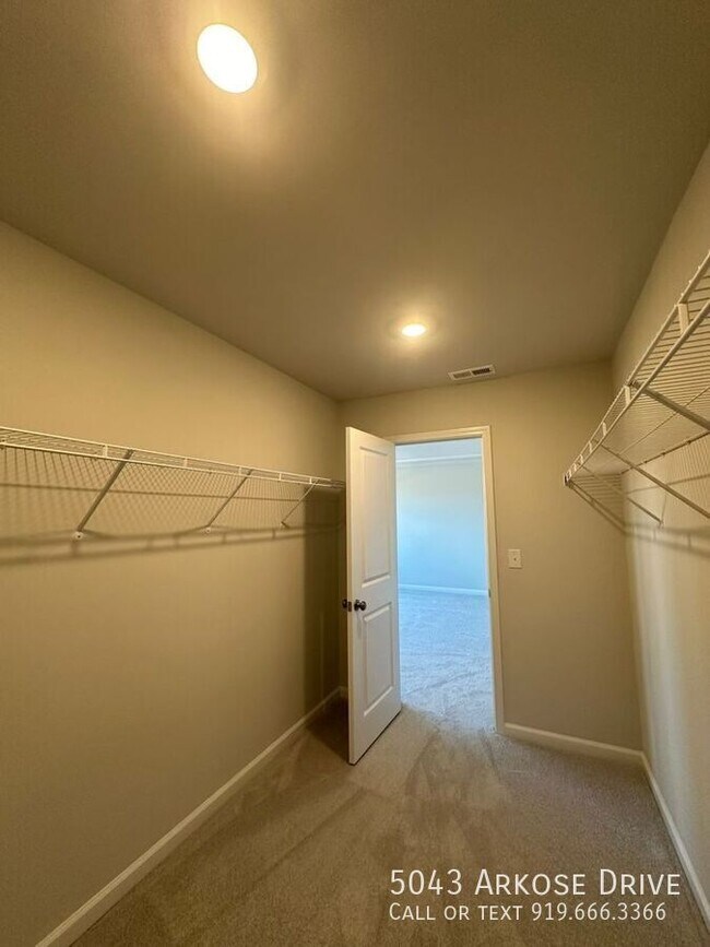 Building Photo - 5043 Arkose Dr