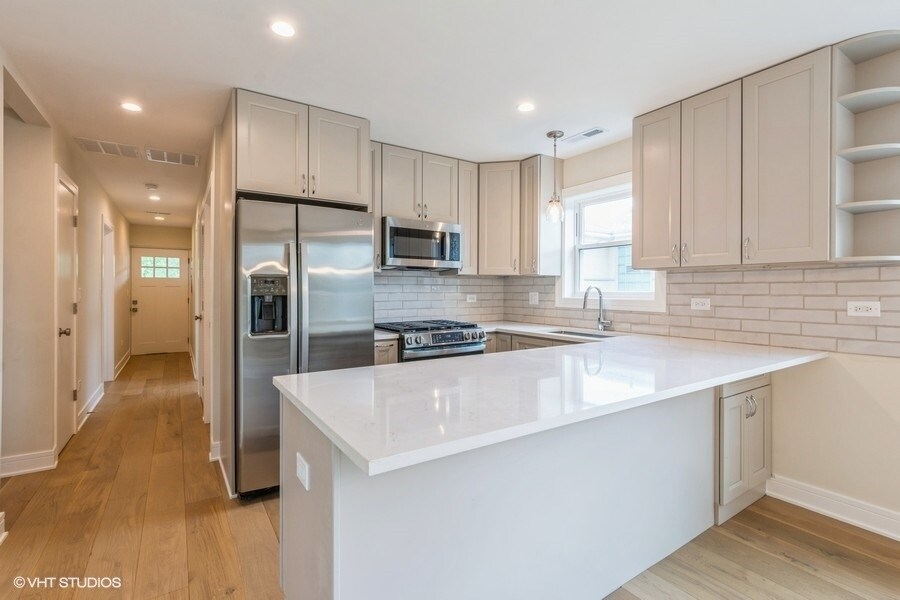 Building Photo - 7026 W Diversey Ave