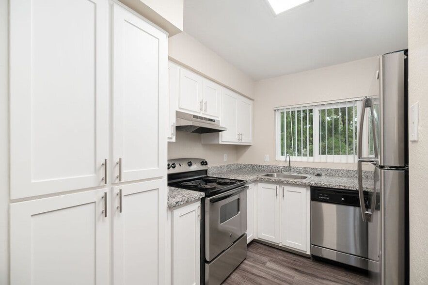 Building Photo - Lynwood Knolls