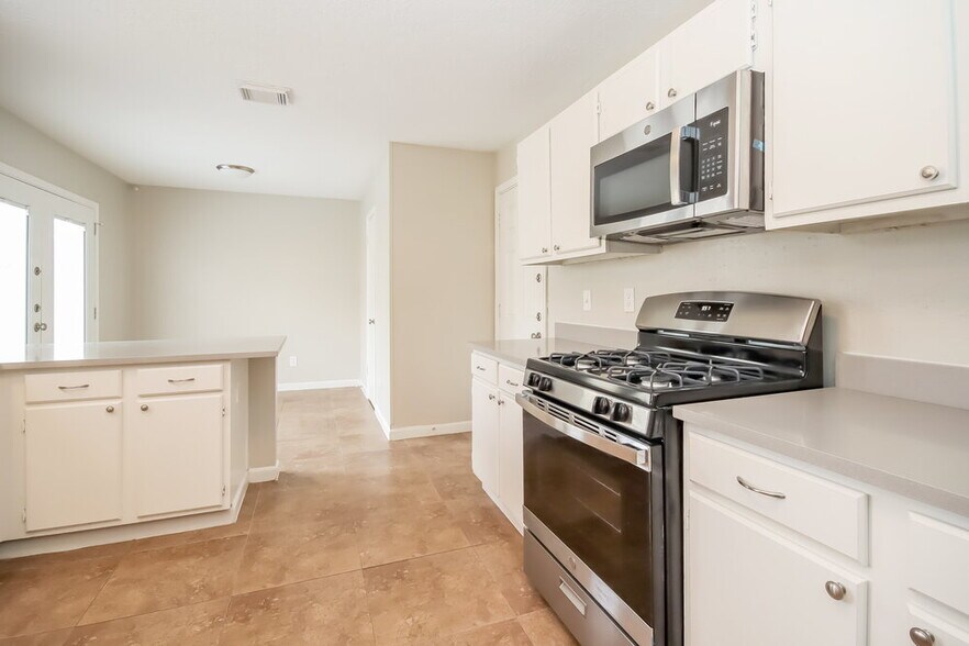 Building Photo - 1711 Oak Ridge Dr