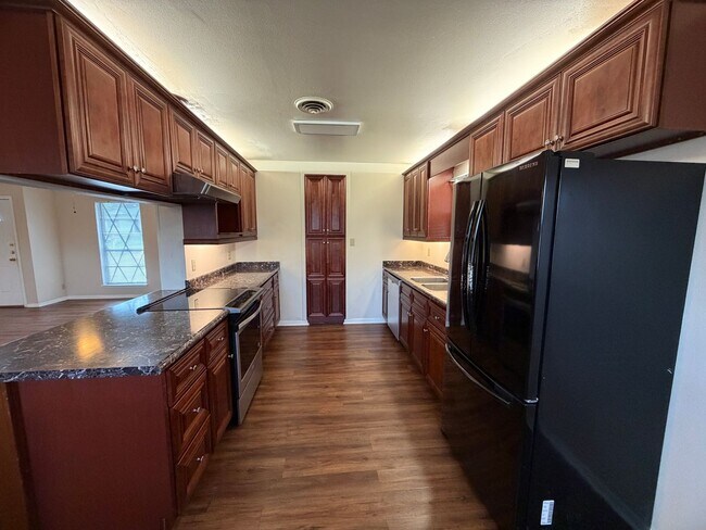 Building Photo - Spacious 3-Bedroom Home in a Great Neighborhood