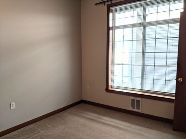 Building Photo - Centrally Located Condo
