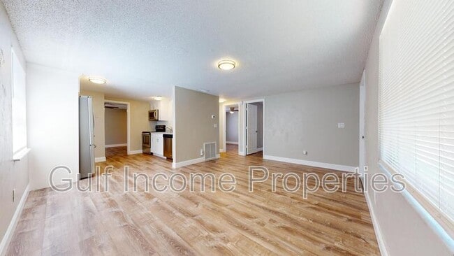 Building Photo - 2515 30th Ave Dr E