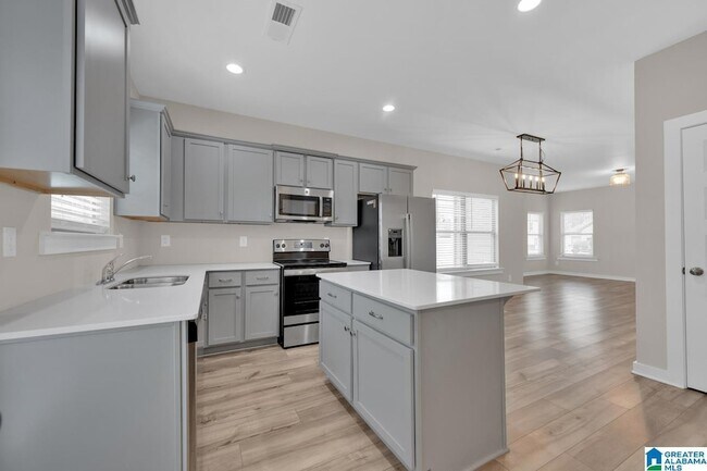 Building Photo - 170 Kings Wy