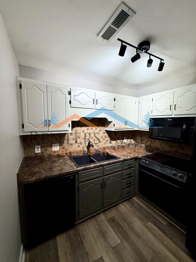 Building Photo - 2 Bedroom Condo on Chapman Mountain